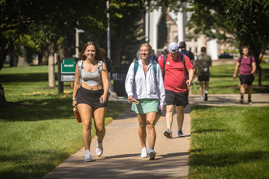 Northwest students cross the main campus in Maryville during the first day of fall classes in August. (Photo by Lauren Adams/<a href='http://8k4qxw8g.gzqymy.com'>十博体育版</a>)
